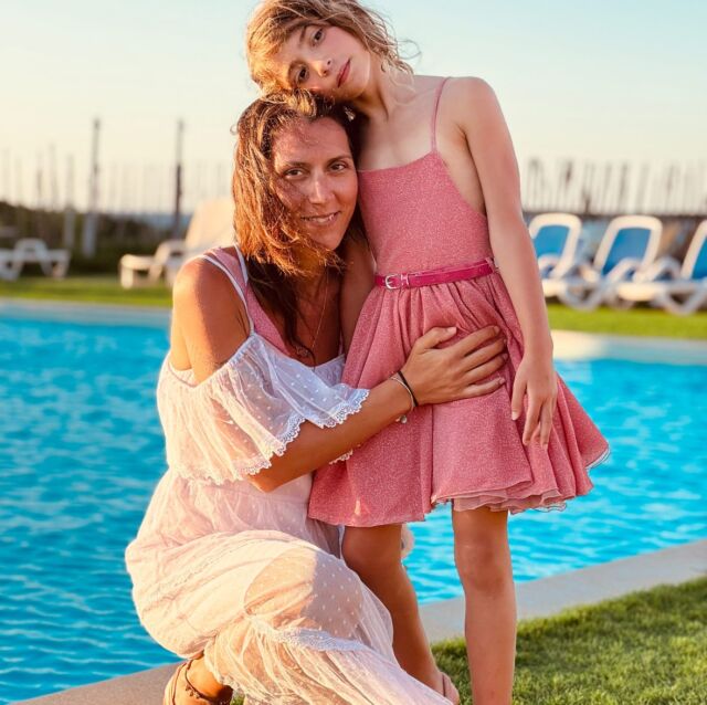 ♥️A te, mia piccola me:
Sii sempre libera. Di scegliere, di sbagliare, di essere te stessa.
La vita è fatta di scale: salile tutte, anche quando tremano.
Difendi le tue idee, anche quando sembrano troppo grandi.
E ricordati: sei una donna. Dovrai lottare il doppio, ma diventerai il triplo più forte.
E ovunque sarai, anche quando non mi vedrai… dalla tua parte mi troverai. Sempre. 💫💖