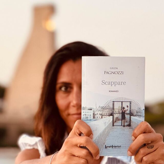 Brindisi è la mia città.
Quella che a volte vorresti lasciare.
E poi ti manca in ogni dettaglio.

In questo libro ci sono strade che conosco a memoria.
Odori, voci, silenzi.
E quella sensazione che forse conosci anche tu:
quella di voler scappare… per capire chi sei davvero.

“Scappare” non è solo il titolo.
È una domanda.
È una scelta.
È un pezzo di me, che potrebbe assomigliare a un pezzo tuo.

LuoghInteriori 
#scappare #luoghinteriori #brindisi #romanzo #booklover #booktok
inprimopiano